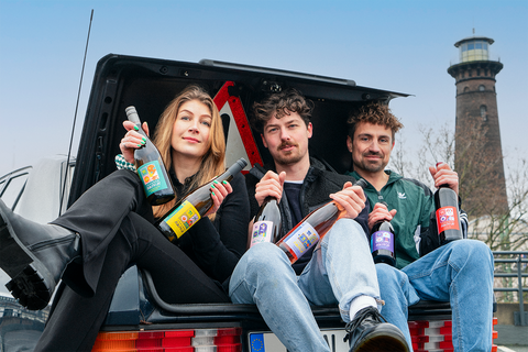 Foto der Gründer von Traubenrausch Vivi, Nils und Vince mit Weinflaschen von Traubenrausch in der Hand.